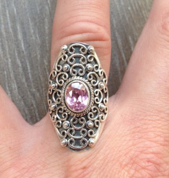 Zilveren ring gezet met roze Kunziet in bewerkte setting 16.5 mm